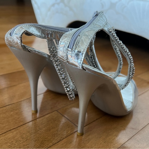 Gold/silver heels with diamond anklet straps - Picture 2 of 3